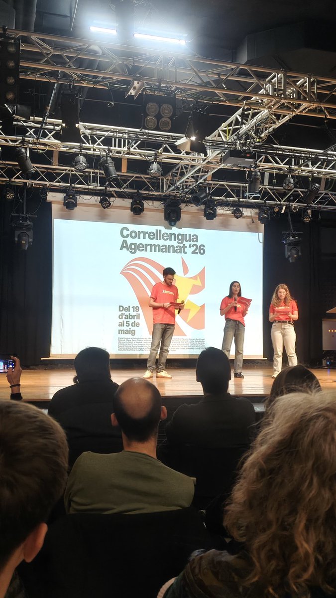 La Barraqueta presents a la presentació del <a href="/Correllengua_/">Correllengua Agermanat</a> del 2026, a l’Espai Jove La Fontana de #Gràcia. Visca la llengua i visca els Països Catalans! 💥✊👏