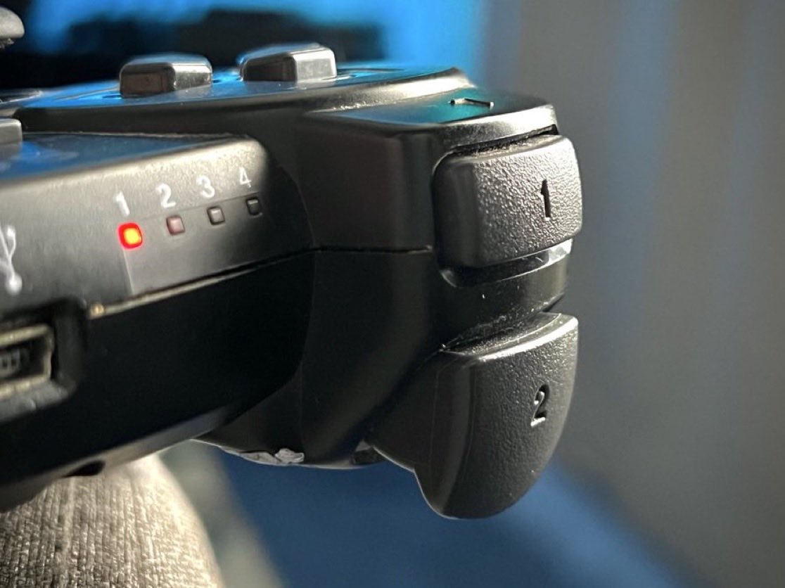 TheDazeel's tweet image. Hello.
Just here to ruin your day by reminding you of the DualShock 3 triggers.