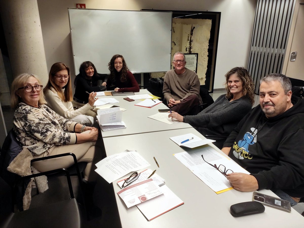 Hem posat punt i final al Taller d'escriptura creativa amb l'<a href="/EmmaMussoll/">Emma Mussoll</a>! ✍️ Durant 6 sessions els participants han anat donant forma als seus relats. Esperem poder-los llegir aviat!
#Esparreguera #bibliotequesxbm #bibliotequescat