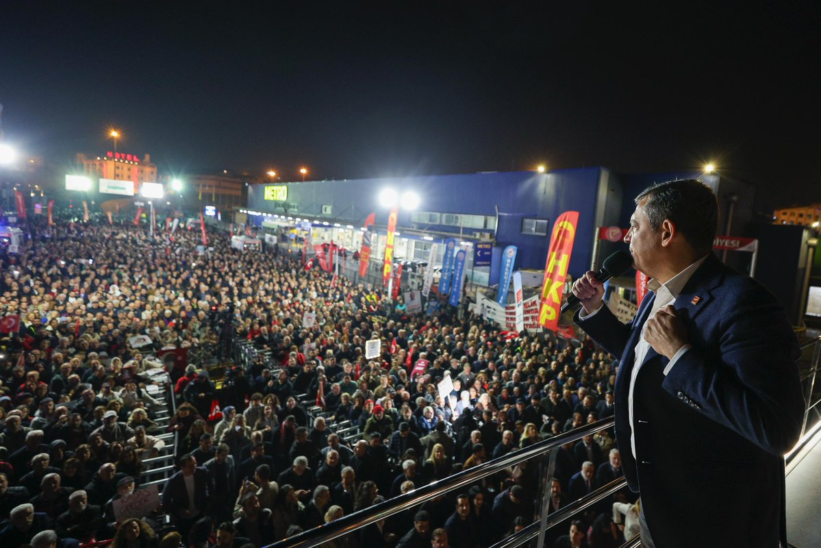 eczozgurozel's tweet image. Kale siyaseti artık bitmiştir.
Görmek isteyen, 73. eylemimizde meydana sığmayan Güngören’e baksın.

Onlar 1000 odalı saraylardan bizi izlemeye devam etsinler. Gerekirse bin kez daha bir araya geleceğiz!

Vakit, mücadele etme vaktidir!
And olsun ki durmayacağız!
İktidarı milletle…