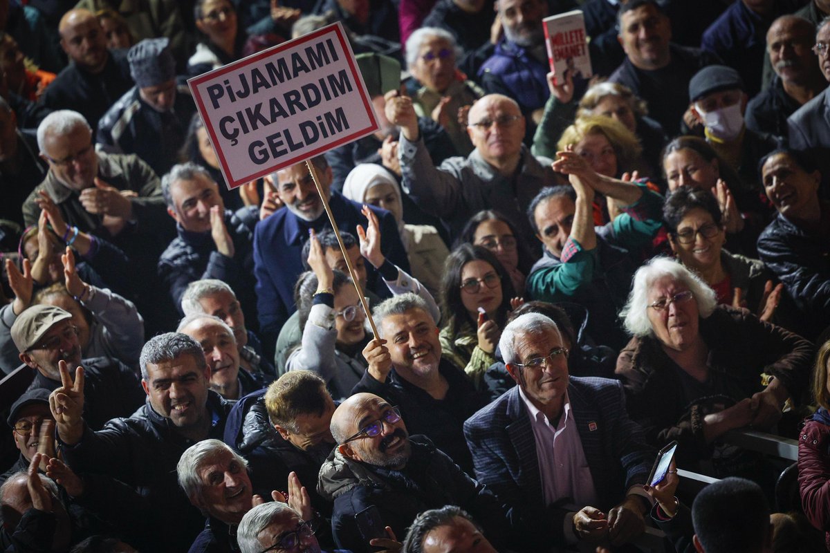 eczozgurozel's tweet image. Kale siyaseti artık bitmiştir.
Görmek isteyen, 73. eylemimizde meydana sığmayan Güngören’e baksın.

Onlar 1000 odalı saraylardan bizi izlemeye devam etsinler. Gerekirse bin kez daha bir araya geleceğiz!

Vakit, mücadele etme vaktidir!
And olsun ki durmayacağız!
İktidarı milletle…