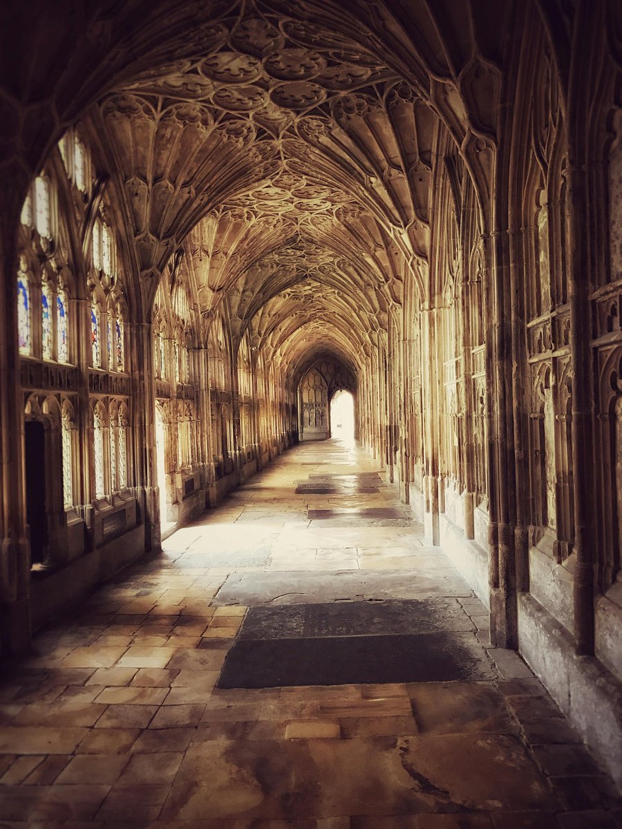 Anshul_arya167's tweet image. the cloisters of Gloucester Cathedral in England. This location is famous for its architecture and its use as a filming location. The cloisters feature the world&apos;s earliest known examples of fan vaulting, an architectural breakthrough from the 14th century.