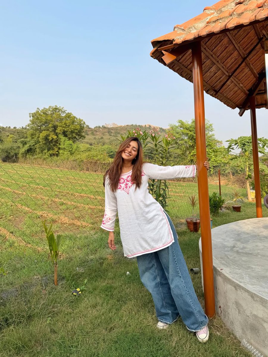 AshVikLand's tweet photo. Beautiful #AshaNegi insta post A little slice of rural magic…🛶🍃💚 . Kurti @gharanaindia https://t.co/sSJ6JF9Uhq