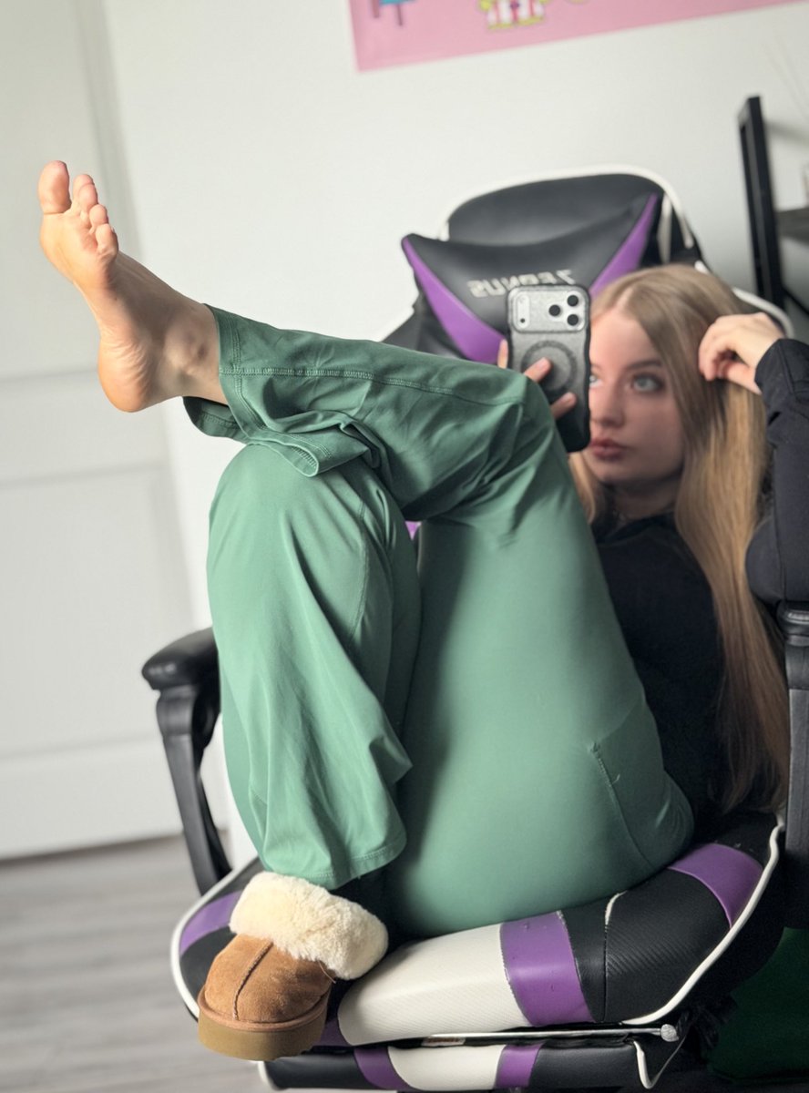 fxckboyz2's tweet image. chillin