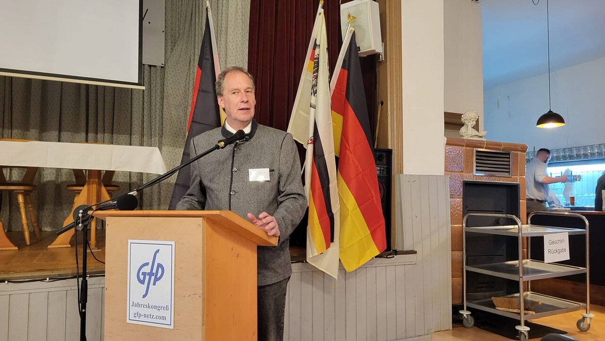 🔥 ‼️ 🇦🇹 Irre: Ex-„Aula“-Chef Martin Pfeiffer zu vier Jahren Haft verurteilt!

👉🏻 Wiederbetätigung: Extrem hartes Urteil gegen GfP-Vorsitzenden in Graz

👉🏻 Die vierjährige Haftstrafe für Pfeiffer, der aktuell noch Vorsitzender der in der Bundesrepublik Deutschland angesiedelten