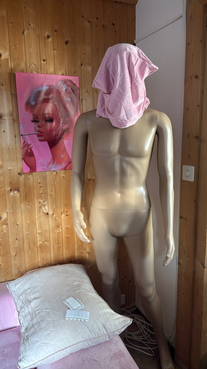 itspharahoe's tweet image. ok so I got a mannequin for my next project and it’s been creeping me out so I put a pillowcase over its head and now it just looks like I live in some weird sex dungeon