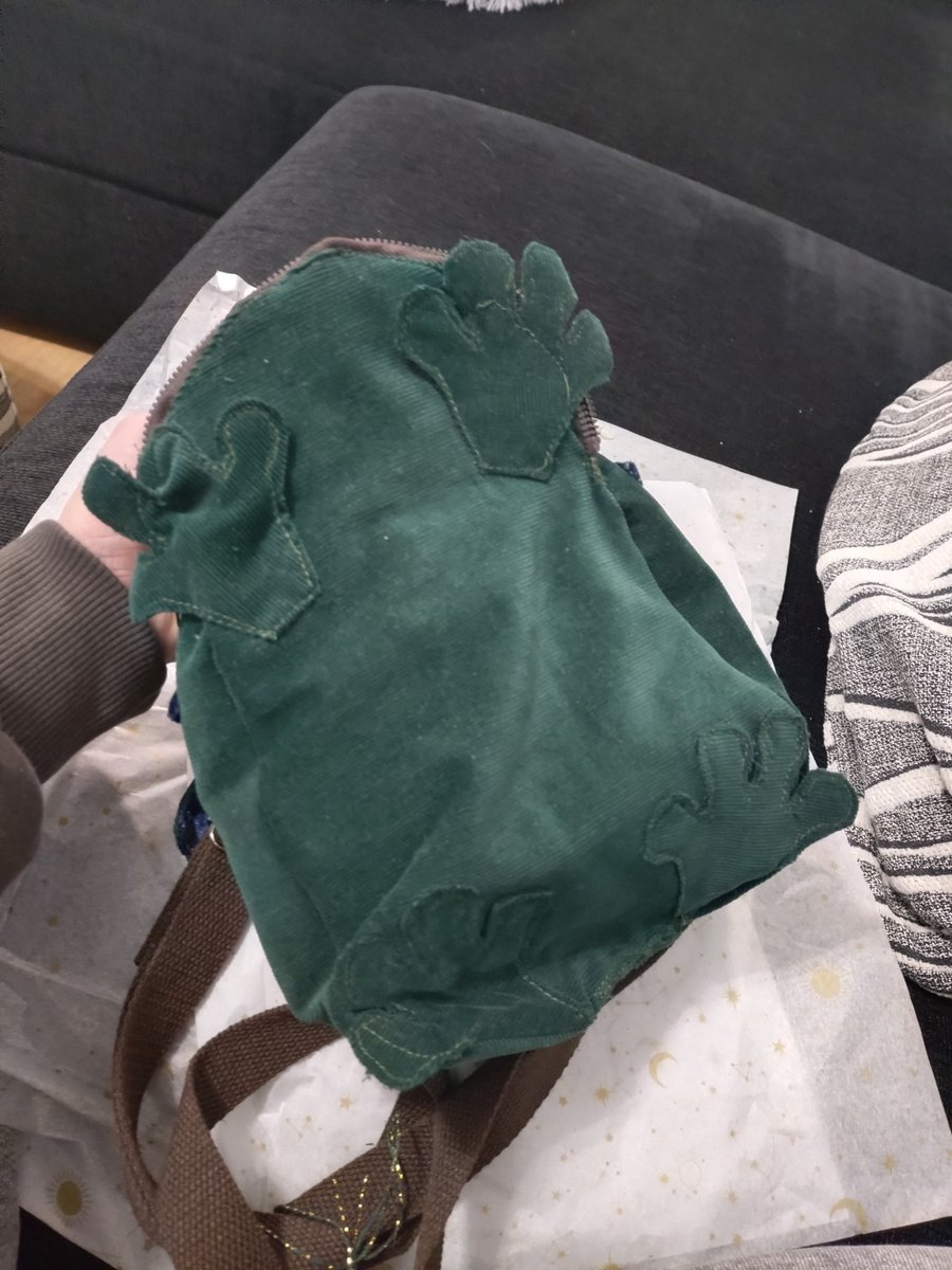 ScreamsRain's tweet photo. El bolso-rana que me ha hecho @Artpricott !!
Mis fotos son malísimas para variar pero es cuquisima https://t.co/AmmamzdSOo