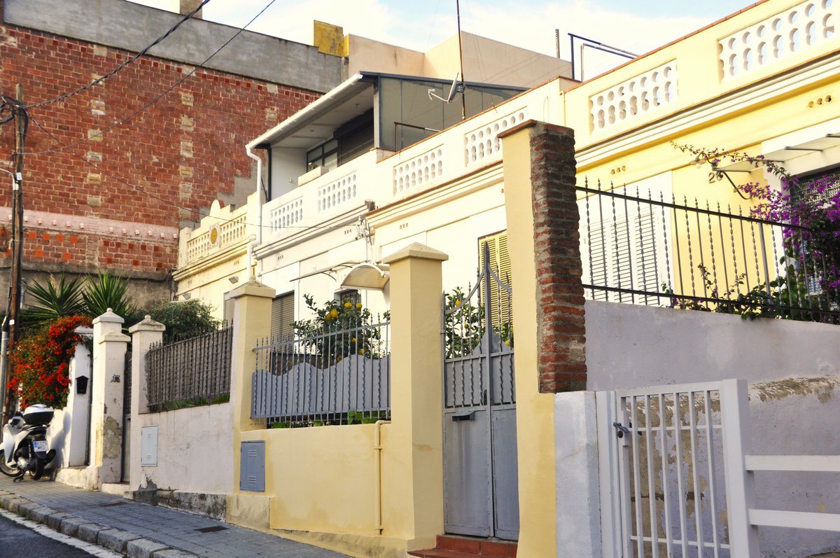 La protecció brilla per la seva absència a les casetes amb jardí construïdes als anys 30 al carrer de la Palma de Sant Genís, als #Penitents