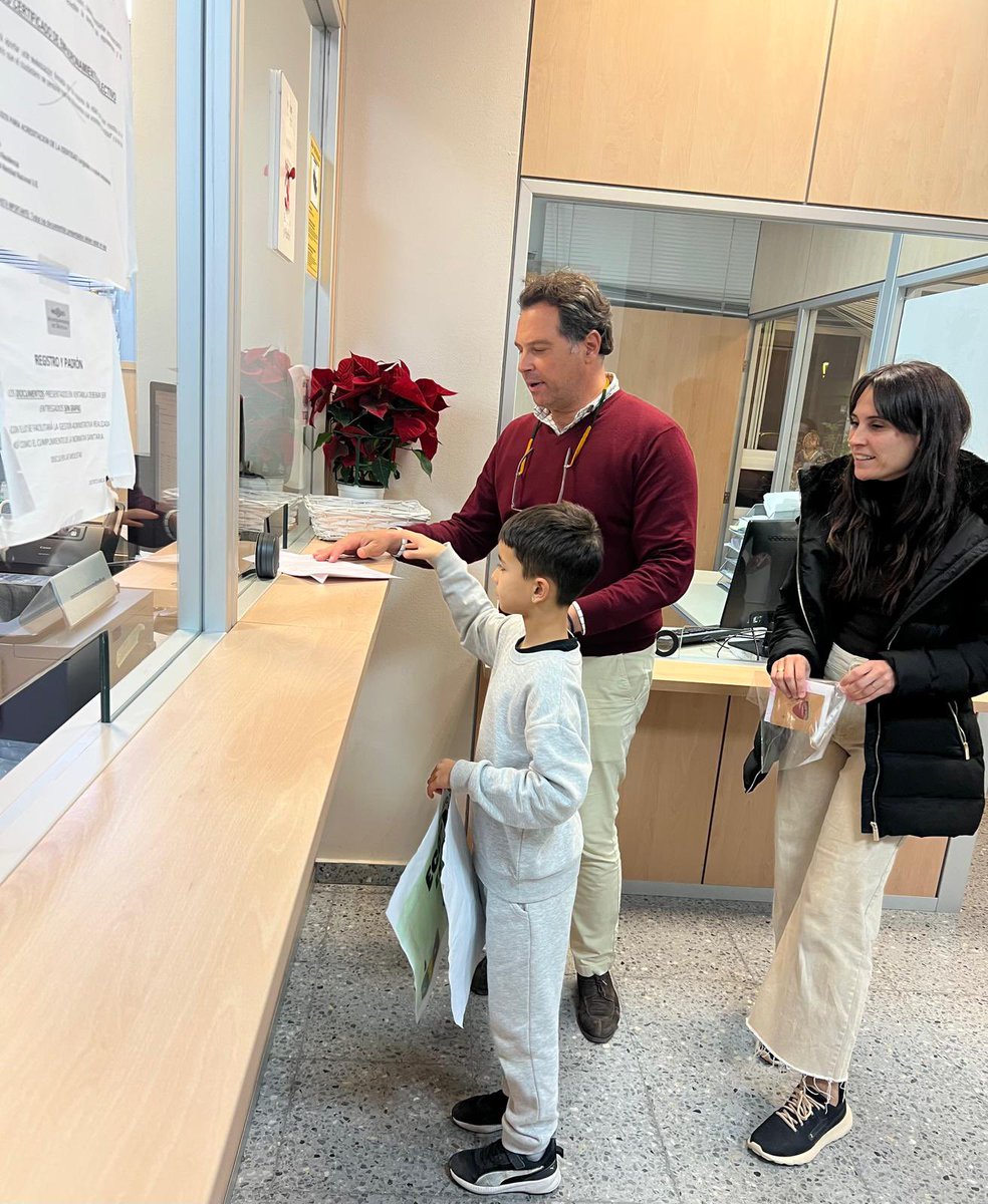 DtoMacarena's tweet photo. Esta tarde hemos recibido a los niños y niñas del Polígono Norte para conocer de primera mano sus inquietudes y propuestas sobre limpieza y reciclaje. 🚮

Desde el @DtoMacarena seguiremos escuchándolos y trabajando para mejorar nuestro entorno entre todos. ♻️ https://t.co/O1T4RUTe7S