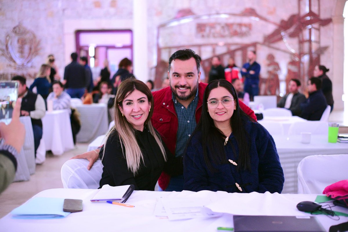 De la mano de nuestro presidente <a href="/josejoseantonio/">Toño Ochoa</a> las 32 direcciones del Gobierno Municipal trabajamos en equipo, para definir estrategias y construir los programas anuales 2026, siempre priorizando el bienestar y  desarrollo de la gran familia. 👍😊

Porque #DurangoEsElCamino