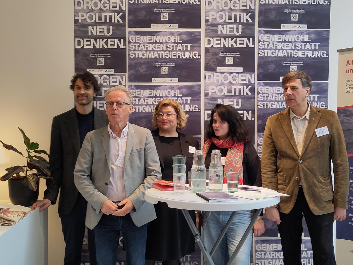 WurthGeorg's tweet image. Heute war ich bei der Vorstellung des Alternativen Drogen- und Suchtberichts von akzept &amp;amp; DAH - in einem &quot;Pop-up-Cannabis-Fachgeschäft&quot;. Dafür wurden Originalverpackungen aus einem Schweizer Modellprojekt ausgestellt.
ADSB25 -&amp;gt;
alternativer-drogenbericht.de/wp-content/upl…