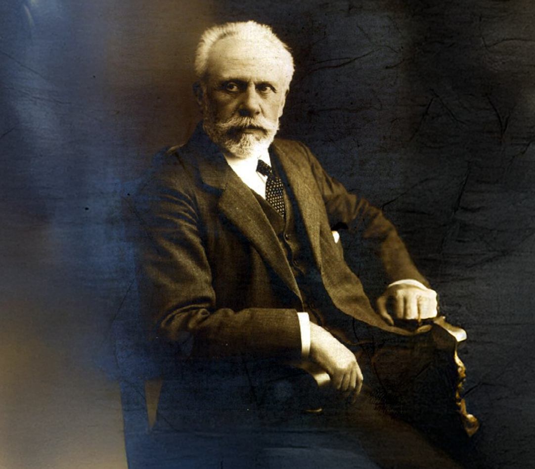 Presidió hasta su muerte las dos organizaciones que creó: PSOE y UGT. El mejor día de su vida fue la inauguración de la Casa del Pueblo de Madrid, en 1908. Se cumplen cien años de la muerte de Pablo Iglesias Posse. Repasamos su vida en este documental.

ℹ️ rtve.es/n/16843290