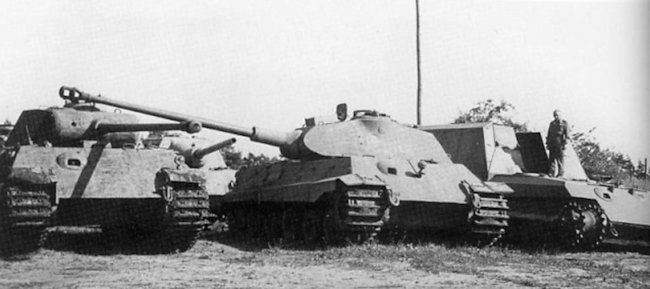 TRUFAULT's tweet photo. Se construyó 'parcialmente' un prototipo, pero nunca terminaría de completarse al 100x100, debido a los constantes bombardeos aliados sobre las fábricas de vehículos blindados alemanes y falta de tiempo.
🇩🇪💥
#Grille #TigerII #SPH #armor #WW2 #WWII #Historia #armored #germantank https://t.co/d1VYxe7WRv