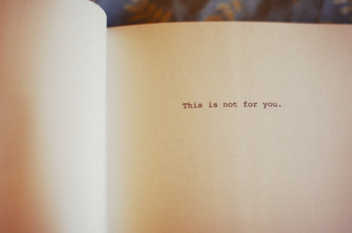 quixotttte's tweet photo. ويبدأ الكتاب بإهداء غريب:

This is not for you.
هذا ليس لك.

بخطٍّ يختلف عن الصفحات السابقة. واشتُهِرَ هذا الخط مع استعمال آلات الكتابة القديمة (Typewriter). ثم نقرأ المقدمة بالخط نفسه.

I still get nightmares.
ما زالت تعاودني الكوابيس.

وفي خاتمةِ المقدمة نجد توقيعَ كاتبها جوني تروِنت.