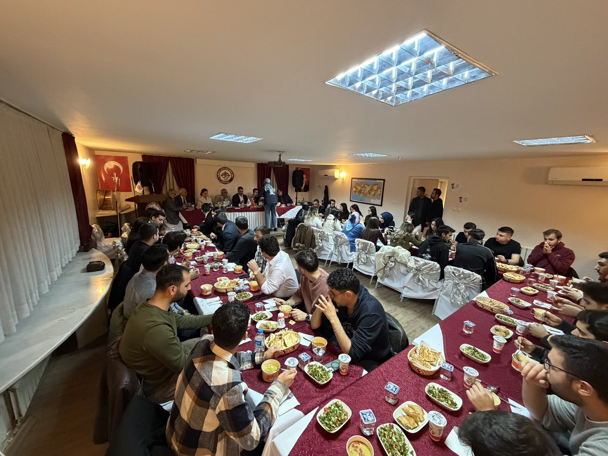 Ankara Elazığ Gençlik Platformunun daveti ile Ankara Elazığlılar Derneğimizde Elazığlı öğrenci kardeşlerimizle beraberdik. 

Selam verdik, huzur bulduk.
Kardeşlerimizle ne kadar iftihar etsek azdır..
Sizi yetiştiren büyüklerinize helal olsun..
Aile büyükleri müsterih olsunlar.
