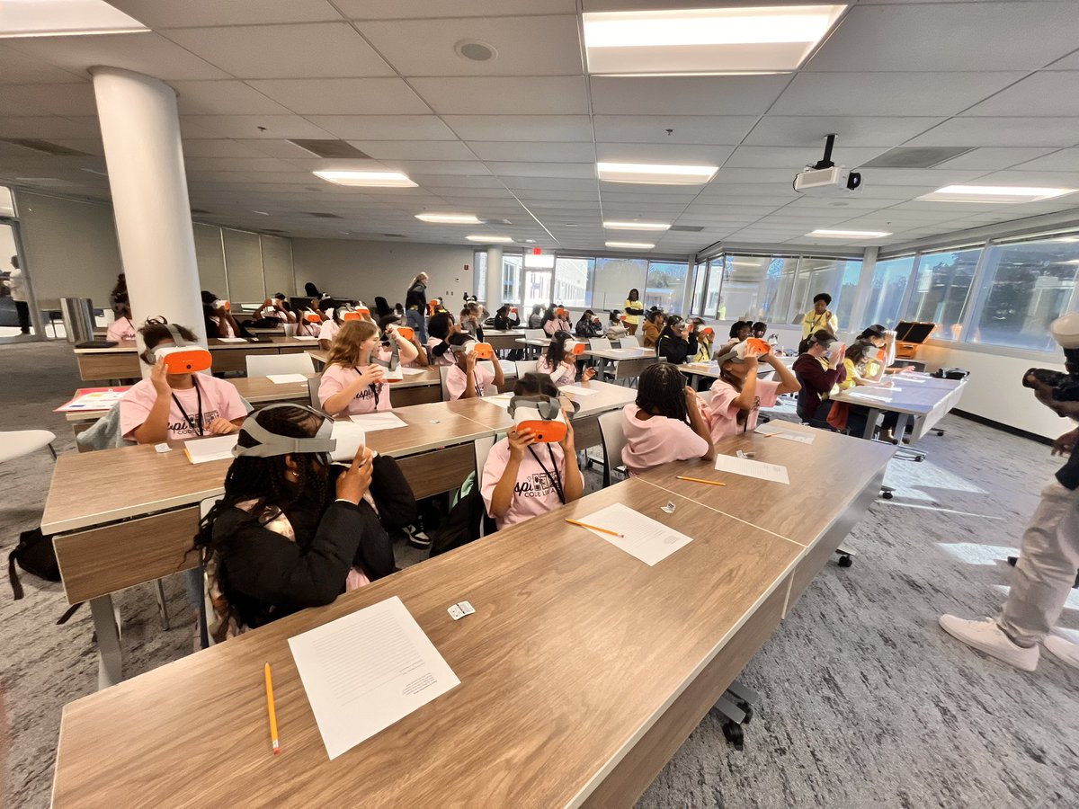 DowdyOHES_MC's tweet image. Truly inspired from the InspiHer Conference today! From the VR Goggles to Microbit Coding to play Rock-Paper-Scissors…. The girls had a BLAST! Thanks @E3TechGirl for making this possible! @OHES_Covington @tutuedtech @shebriej @tutuedtech @NewtonCoSchools