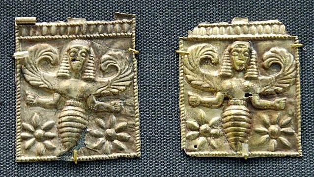 MAVERIC68078049's tweet image. Did you know that one of the first coins in the world had a bee symbol on them?

Did you know that there are live enzymes in honey?

Did you know that in contact with metal spoon these enzymes die? The best way to eat honey is with wooden spoon, if you can't find one, use…