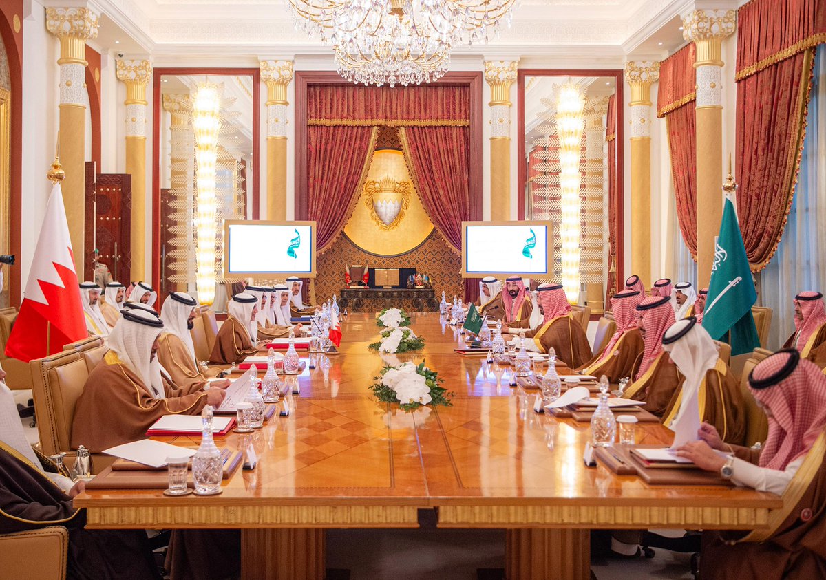 AalkhalifaAb's tweet image. إنجازات مجلس التنسيق البحريني السعودي تتجلى في أزهى صورها وتبلغ أنجح مراحلها في العهد الزاهر لسيدي جلالة الملك المعظّم وأخيه خادم الحرمين الشريفين حفظهما الله ورعاهما

ففي ظل القيادة الحكيمة والتوجيهات السديدة والرؤى المتطابقة يمضي المجلس نحو تعزيز التكامل في مختلف المجالات

🇸🇦🇧🇭