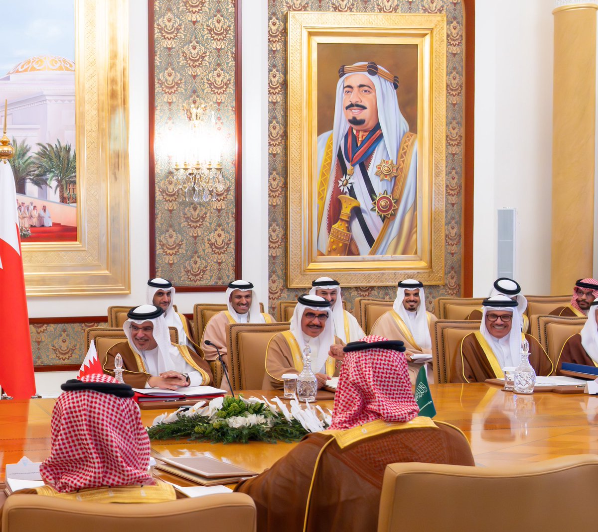 AalkhalifaAb's tweet image. إنجازات مجلس التنسيق البحريني السعودي تتجلى في أزهى صورها وتبلغ أنجح مراحلها في العهد الزاهر لسيدي جلالة الملك المعظّم وأخيه خادم الحرمين الشريفين حفظهما الله ورعاهما

ففي ظل القيادة الحكيمة والتوجيهات السديدة والرؤى المتطابقة يمضي المجلس نحو تعزيز التكامل في مختلف المجالات

🇸🇦🇧🇭