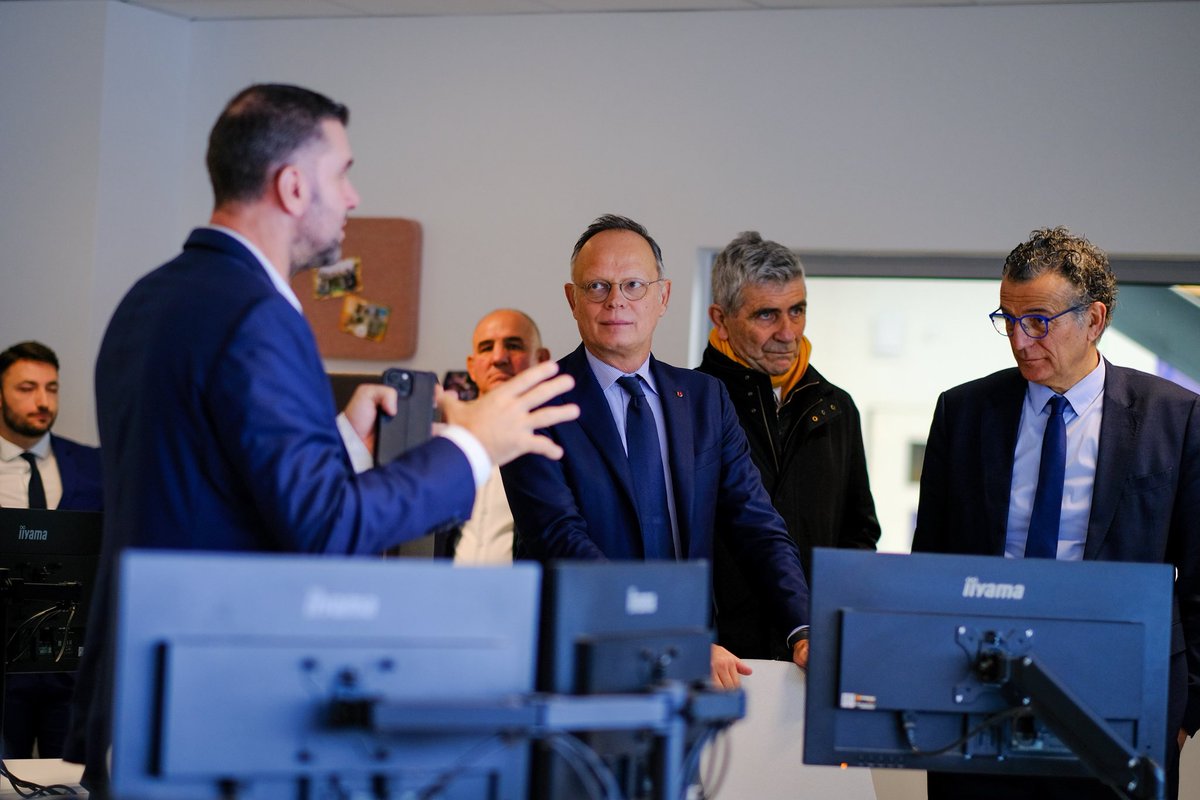 En déplacement dans le Lot-et-Garonne, <a href="/EPhilippe_LH/">Edouard Philippe</a> a visité l’entreprise Fonroche Lighting, devenue leader mondial de l'éclairage public solaire en 15 ans.

Un exemple concret que la France peut faire émerger des projets économiques utiles, créateurs d’emplois locaux et