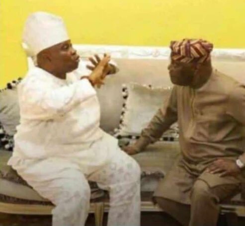 casmirtheking_'s tweet image. White : If you see her backside 
Brown : 👀
White : very wide 😬
Brown: 😳seriously?