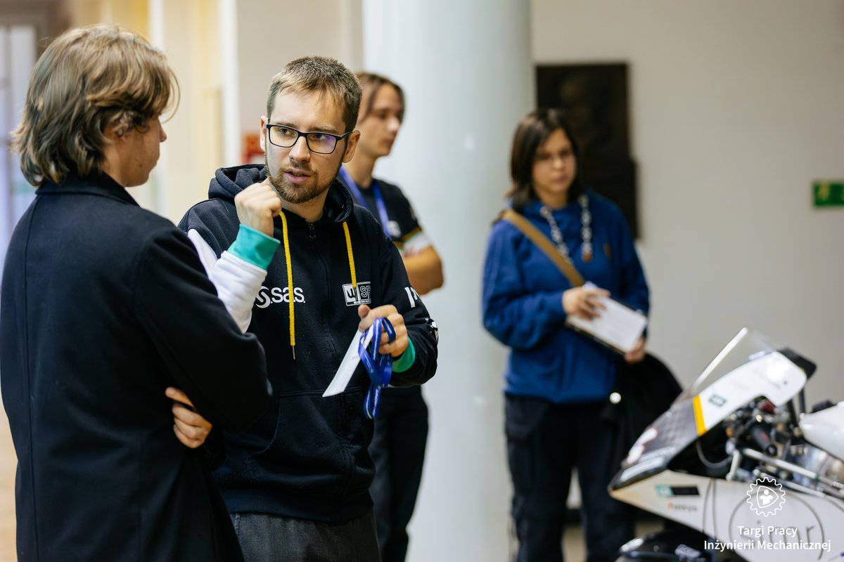 Końcówka listopada to u nas tradycyjnie czas Targów Pracy Inżynierii Mechanicznej na #SiMR <a href="/PW_edu/">Politechnika Warszawska</a> . 
W tym roku nasz lider, Wiktor Chmiel, podczas części seminaryjnej podsumował przygotowania do finału VIII edycji #MotoStudent. 
Dzięki za obecność i rozmowy! 🙌