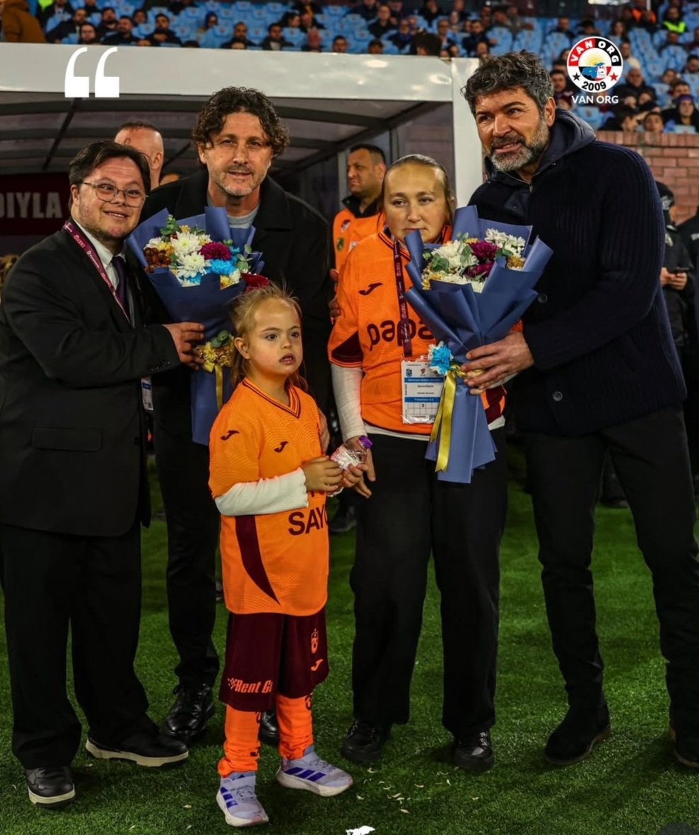 “Fatih Tekke ve Hakan Kutlu, 3 Aralık Engelliler Günü’nde yan yana; engelleri sevgiyle, dayanışmayla aşmak için.”