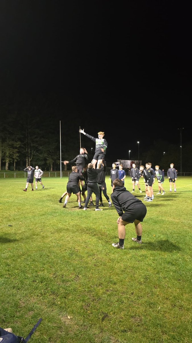 Cardiff_Pathway's tweet image. Quality evening EPP session ⁦@Stu_brad_rugby⁩ at Hirwaun RFC. Great to support ⁦@CVSRU⁩ and making a real difference in this space #pathway