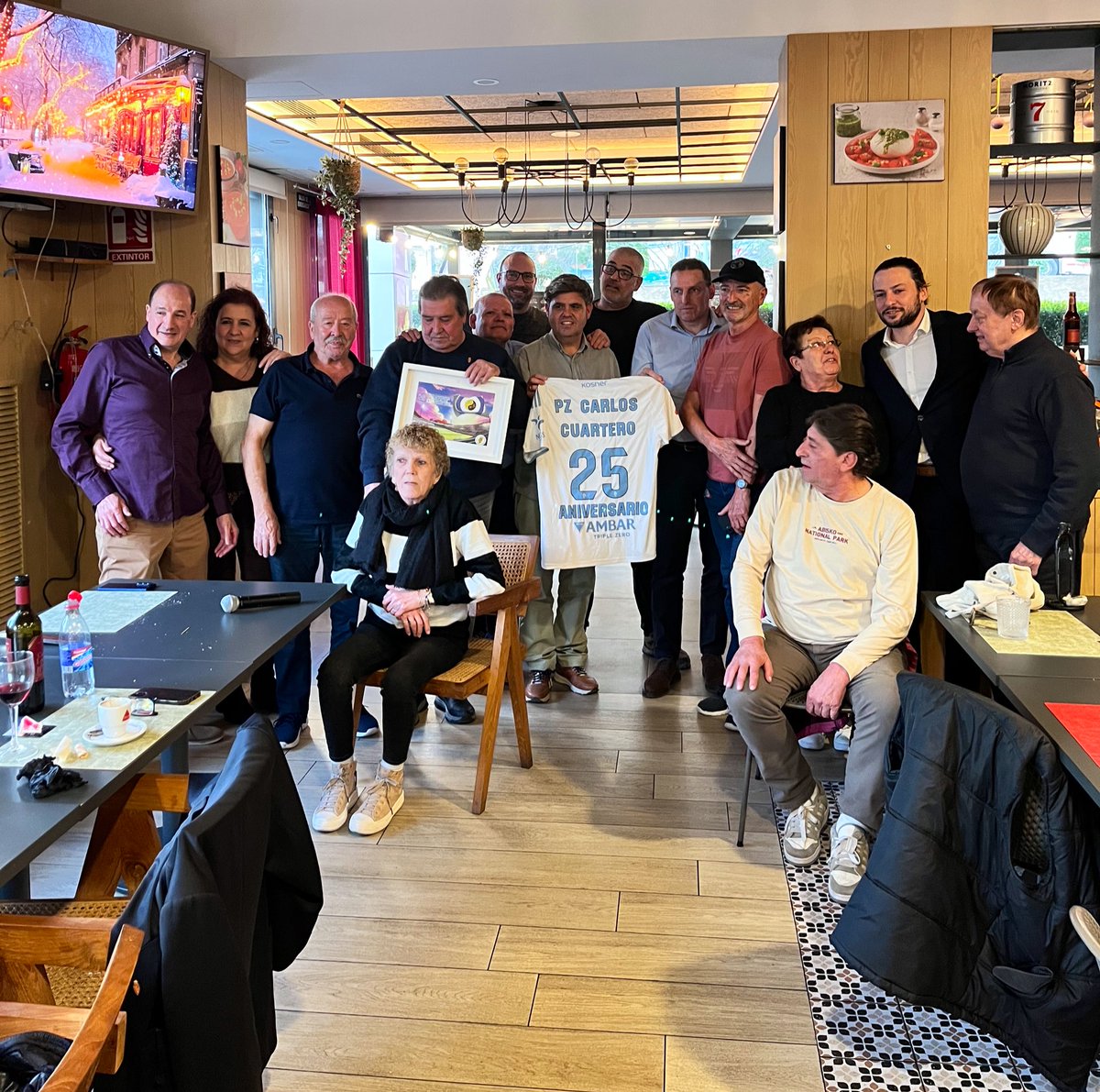 Hoy hemos celebrado el XXV aniversario de la
Peña Zaragocista Carlos Cuartero LLoret de Mar, meritazo de mantener ese sentimiento 💙🤍 @realzaragoza tan lejos de nuestra ciudad 👏👏
Como invitado de honor hemos tenido a nuestro capitán Luis Carlos Cuartero #Universopeñista