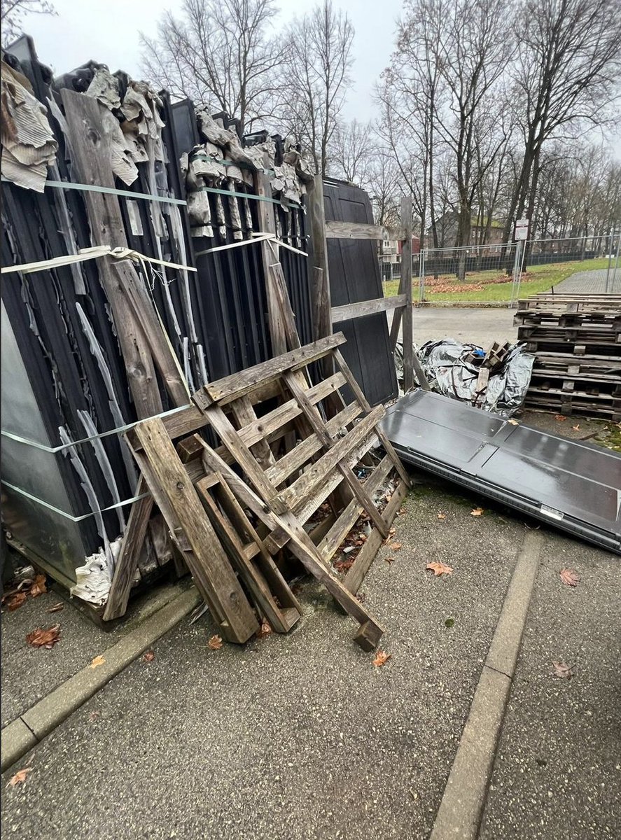 Mana pēdējā video sakarā - tā Stradiņos tiek glabāta aparatūra (saules paneļi) kas domāti topošajam korpusam. Tagad gan VNIA par to atbild. Šo visu plānots vest uz izgāztuvi un pirkt jaunu, jo šo jau vairs izmantot nevarēs. Kapēc? Nu tāpēc, ka tā izdomāja.