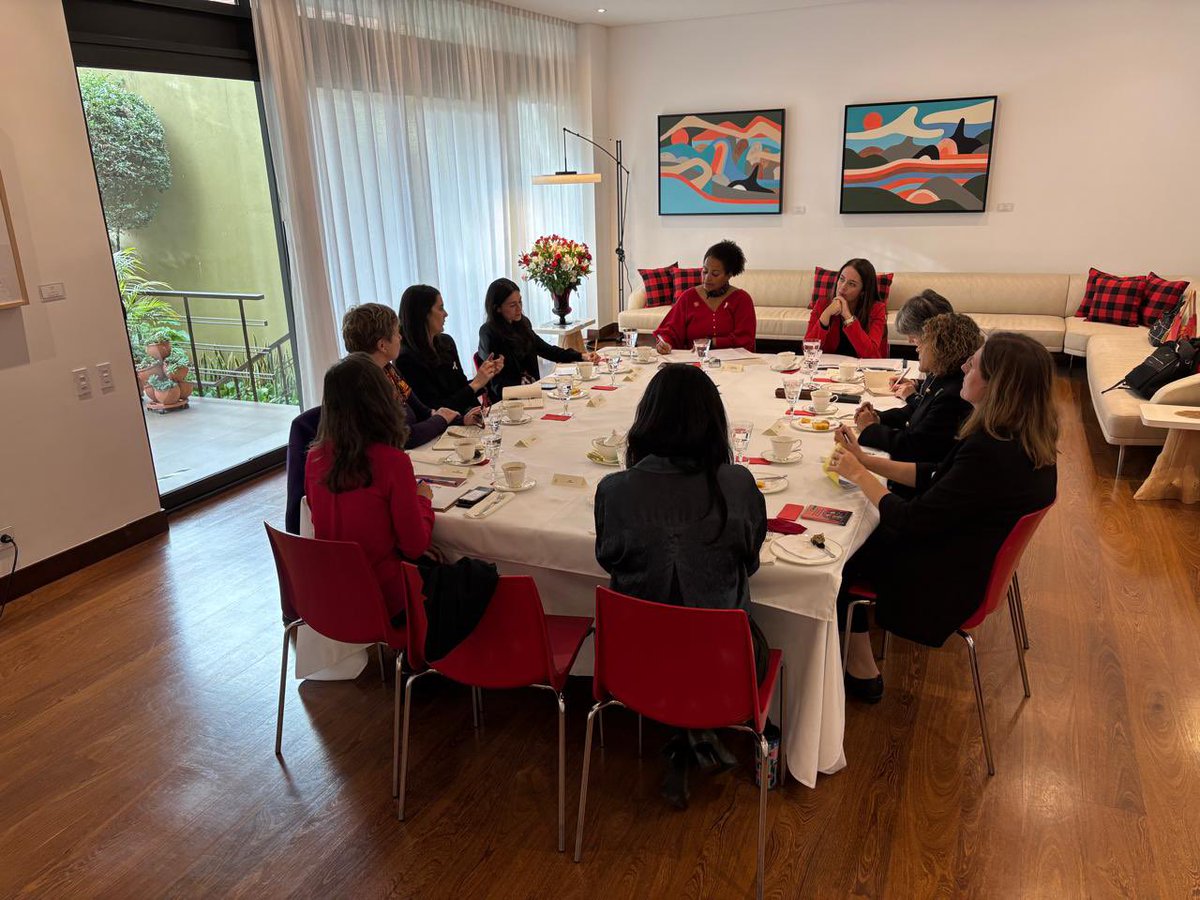 Junto a <a href="/jbedoyalima/">Jineth Bedoya Lima</a> <a href="/FLIP_org/">Fundación para la Libertad de Prensa (FLIP)</a>, <a href="/ONUMujeresCol/">ONUMujeresCol</a> y embajadoras aliadas conversamos sobre la violencia de género y violencia digital y cómo afecta a mujeres periodistas. Como comunidad internacional reiteramos nuestro apoyo para poner #FinALaViolenciaDeGénero #NoHayExcusas #16Días