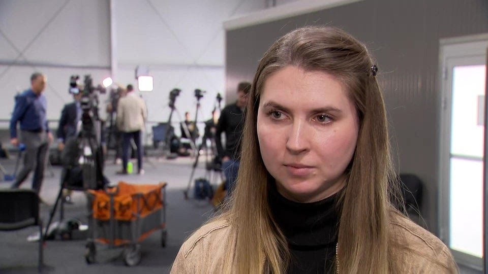 Ich habe länger zum #Prozess geschwiegen.

Nicht aus Gleichgültigkeit.
Sondern weil meine eigene Seele
irgendwann aufgehört hat
Luft zu holen.

Ich sagte, ich halte euch auf dem Laufenden.
Und das tue ich.
Nur nicht hier.
Noch nicht.
Die Worte brennen,
und ich muss sie erst