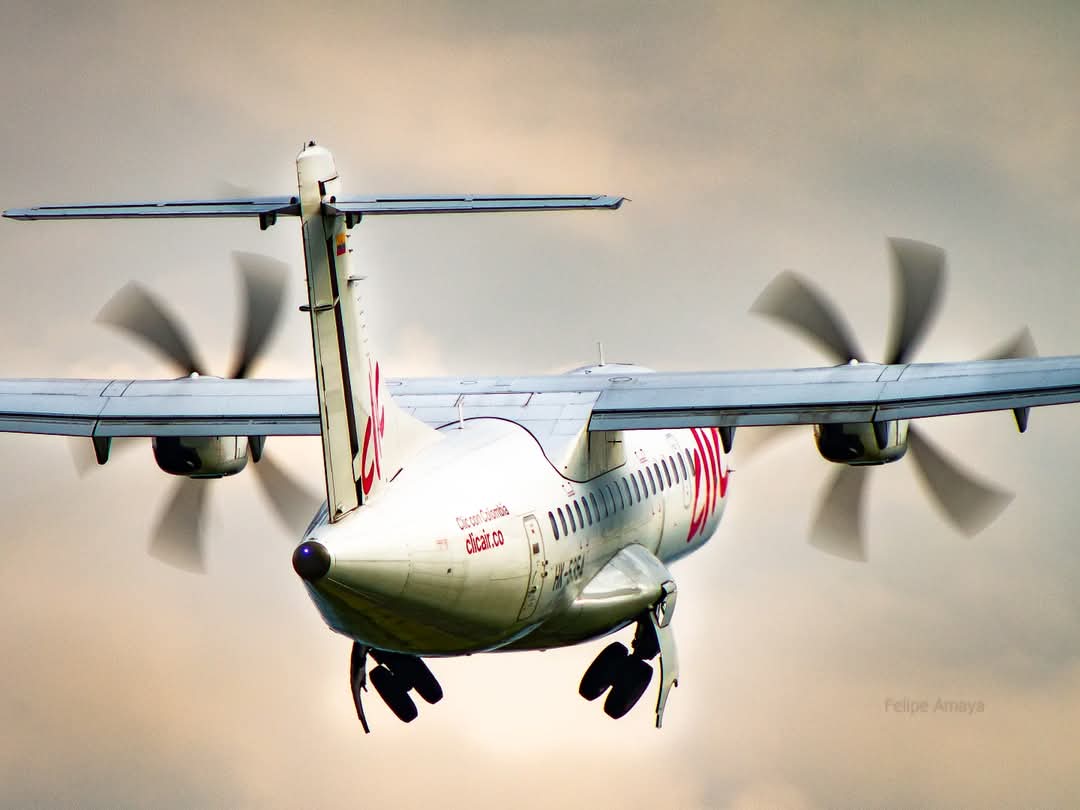 #Aviación | <a href="/ClicAir_/">Clic Air</a> anunció un aumento en su operación hacia Tolú, Sucre. Con la reapertura del aeropuerto Golfo de Morrosquillo, la compañía dispondrá de más de 500 vuelos para esta temporada. Desde el <a href="/AeropuertoEOH/">Aeropuerto Olaya Herrera, Medellín</a> aumentará sus frecuencias a ocho vuelos diarios.