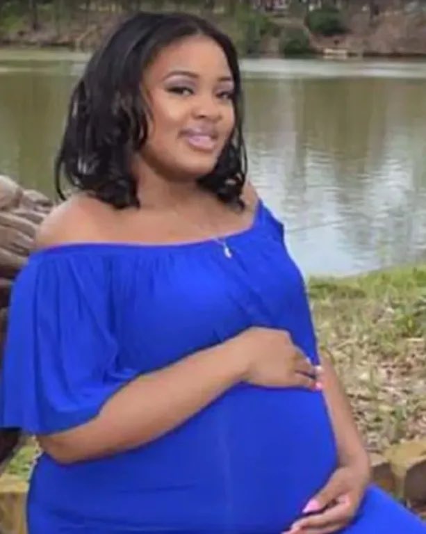 SomosJacarandas's tweet image. Como era de esperarse: el bebé de Adriana Smith, la mujer embarazada con muerte cerebral a quien las leyes antiaborto obligaron a servir de incubadora y mantuvieron conectada en contra de la voluntad de su familia, sigue en el hospital. Lleva 6 meses ahí. La madre de Smith,…