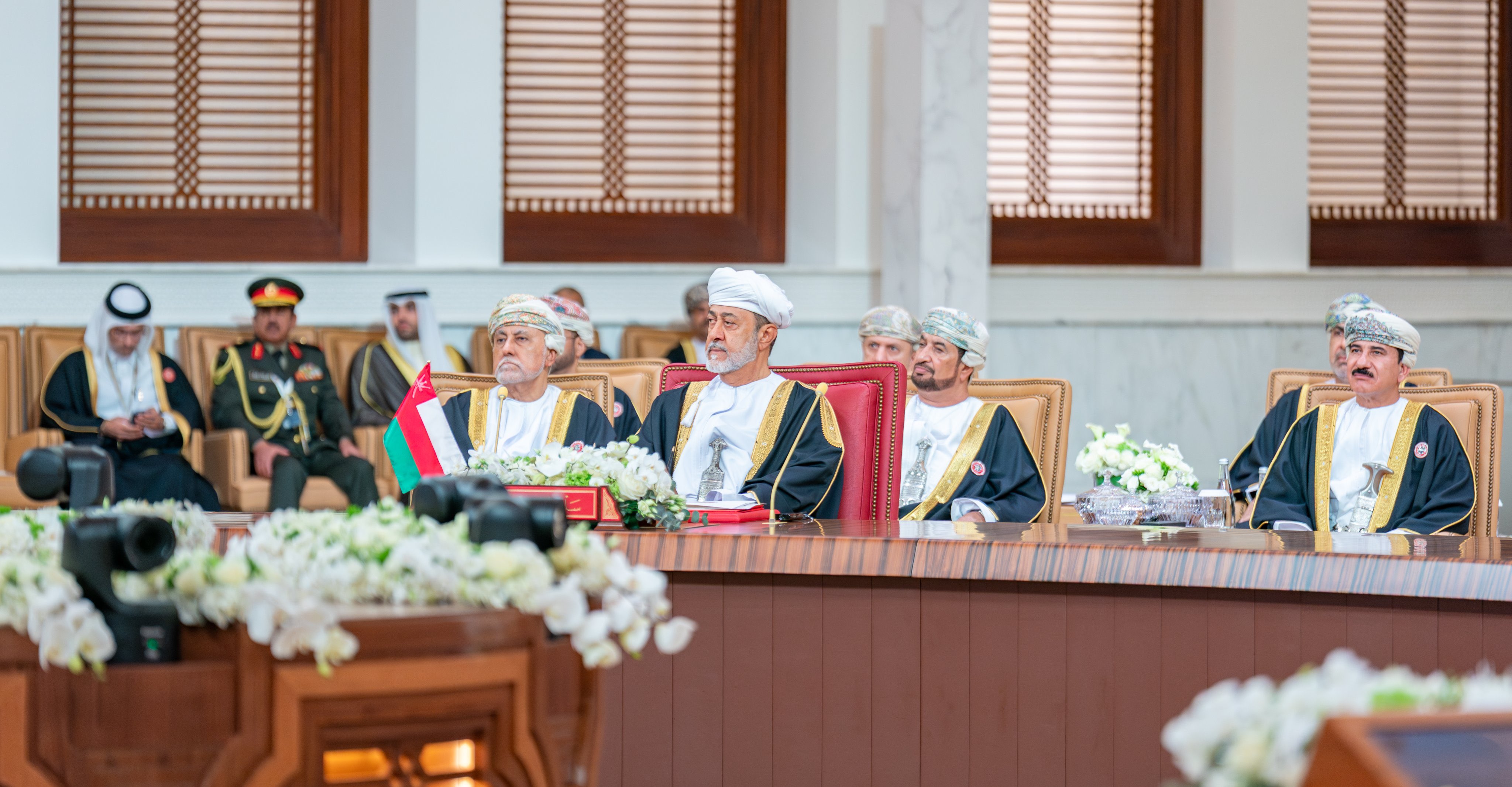 صورة من القمة.