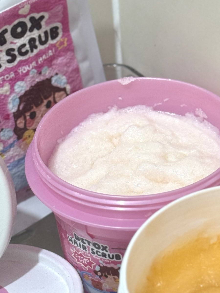 apicecheeses's tweet photo. ทุกคนเราเจอแล้ว ไอเท็มที่ทำให้ผมไม่มัน ไม่ลีบเร็ว 🥹🥹 3 วันก็ยังไม่เหนียว ไม่คัน แล้วขี้หัวที่เคยเกาออกมาแล้วติดเล็บ คือหายไปเลยอ่ะ แล้วหอมมากกๆๆ (⁠╥⁠﹏⁠╥⁠) https://t.co/ohsiARO9x8