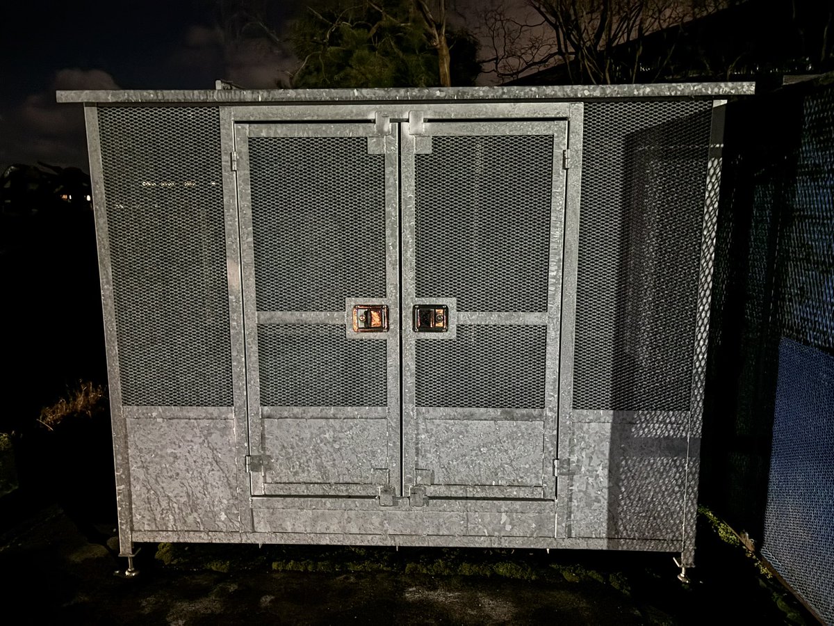 nomu1010's tweet image. 町内会のごみかごの中で何かが動いていて、熊が生ごみを漁っているかと思ったら、中から「助けてー」という悲鳴。ご近所さんだった。ごみを出しに中に入ったら強風で扉が閉まり出れなくなったそう。
凍死する所だったわ〜と大泣きするお婆さんを連れて寺井湯に行った。

北陸に冬がやってきた夜。