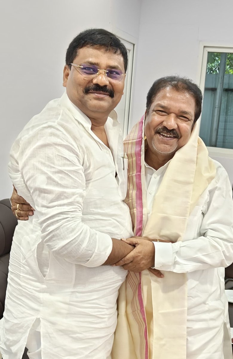 JDUUmeshSingh's tweet image. बिहार भाजपा के प्रदेश अध्यक्ष एवं माननीय उद्योग मंत्री, बिहार सरकार, @DilipJaiswalBJP जी को जन्मदिन की हार्दिक शुभकामनाएँ एवं अनंत बधाई। ईश्वर से आपके उत्तम स्वास्थ्य, दीर्घायु जीवन और निरंतर सफलताओं की कामना करता हूँ।