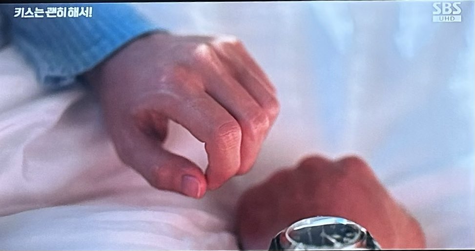 손가락 끝에 담긴 마음을
이내 접어버리는 순간이
좀 슬펐어🥹
#다림 #마음 #키괜