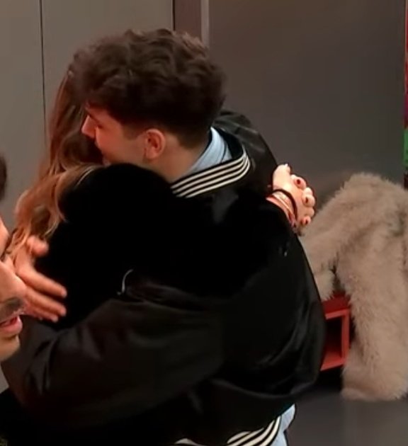 Nubimbi's tweet photo. El último abrazo dentro de la academia y el primero fuera #OTDirecto3D https://t.co/HHzcun8bqL