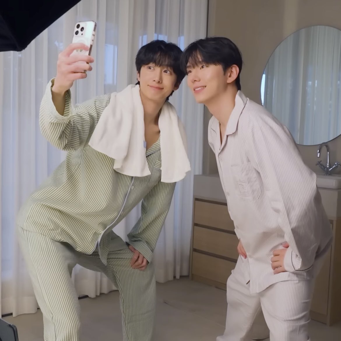wonnieology's tweet photo. this pose is frying me hyungwon pls 😭😭😭 https://t.co/AqSztRXuCY