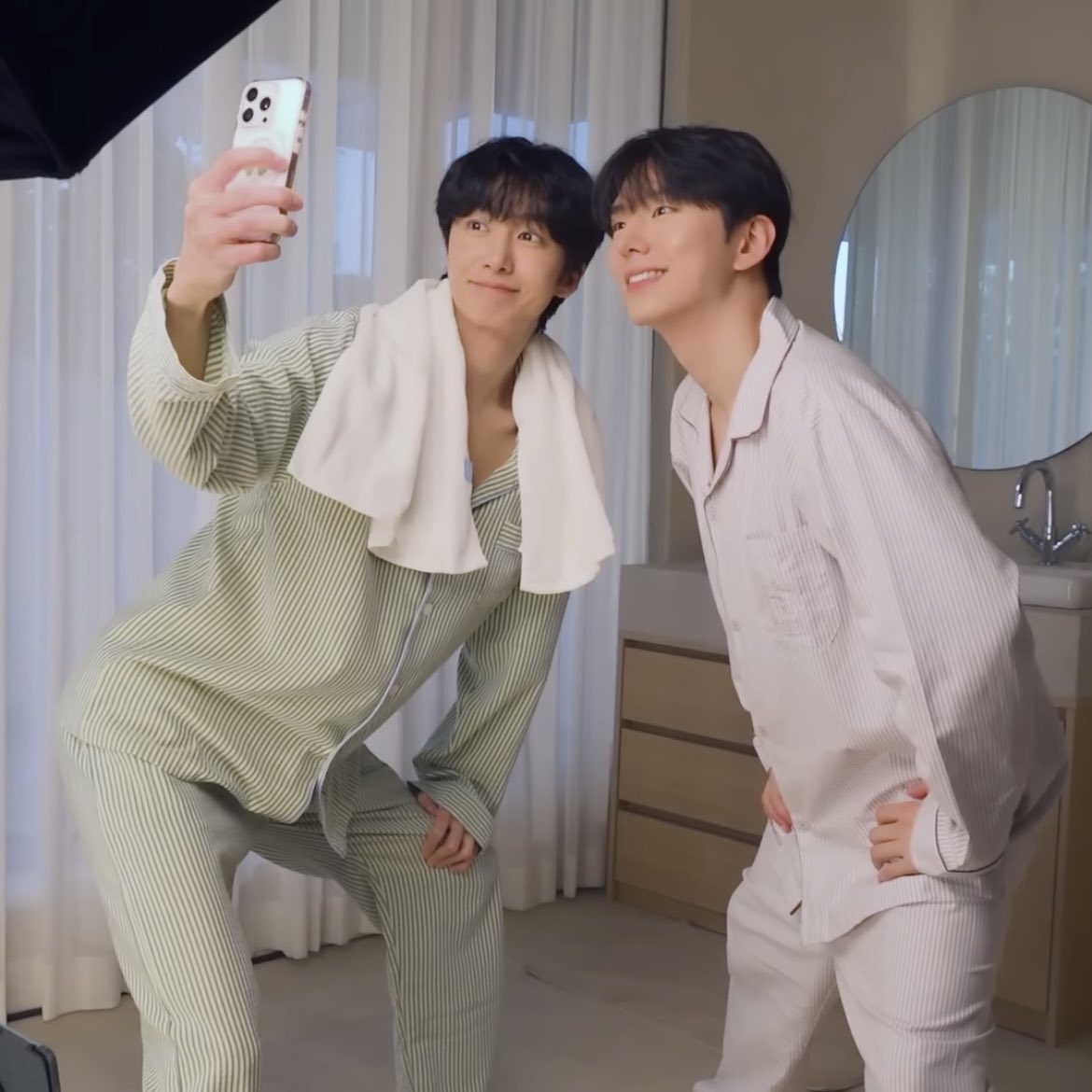 wonnieology's tweet photo. this pose is frying me hyungwon pls 😭😭😭 https://t.co/AqSztRXuCY