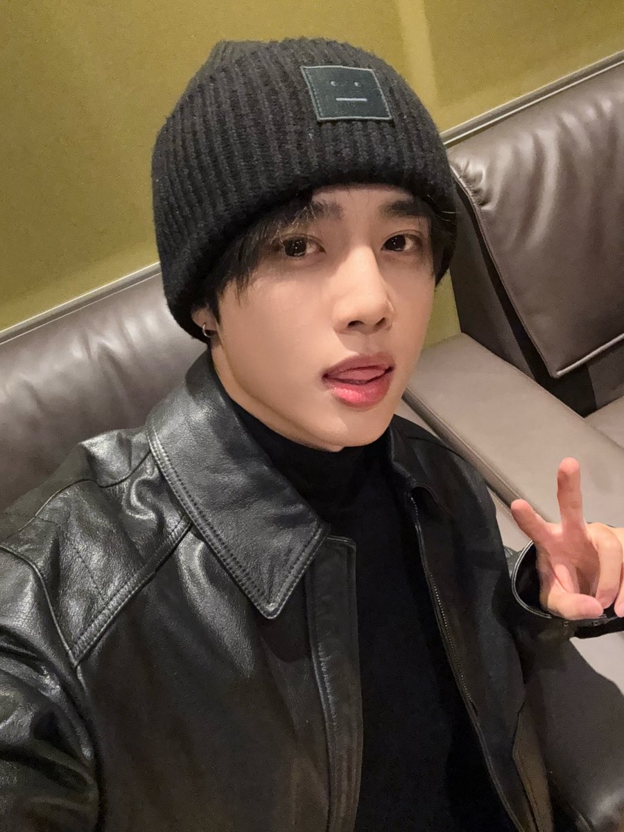 THEBOYZ_officl's tweet image. [📸] 선우 아이돌 라디오 시즌4 DJ 완료🦝 모두의 마음에 불꽃을 튀게 만드는 동글동글 검정콩 떤디🖤 귀여운데 멋지기까지 한 떤디 보고 함께 추위를 이겨 보아요🧤

#THEBOYZ #더보이즈 
#SUNWOO #선우