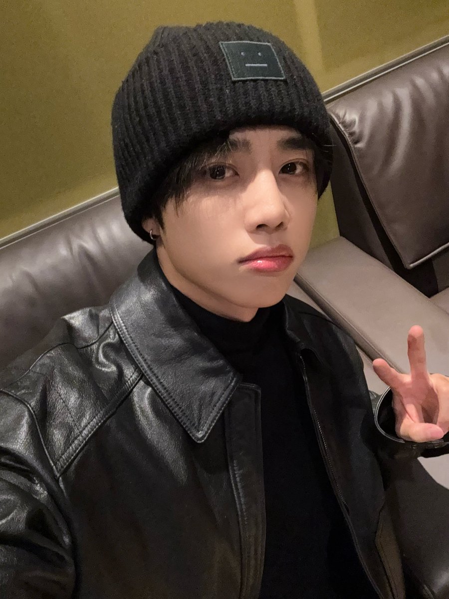 THEBOYZ_officl's tweet image. [📸] 선우 아이돌 라디오 시즌4 DJ 완료🦝 모두의 마음에 불꽃을 튀게 만드는 동글동글 검정콩 떤디🖤 귀여운데 멋지기까지 한 떤디 보고 함께 추위를 이겨 보아요🧤

#THEBOYZ #더보이즈 
#SUNWOO #선우