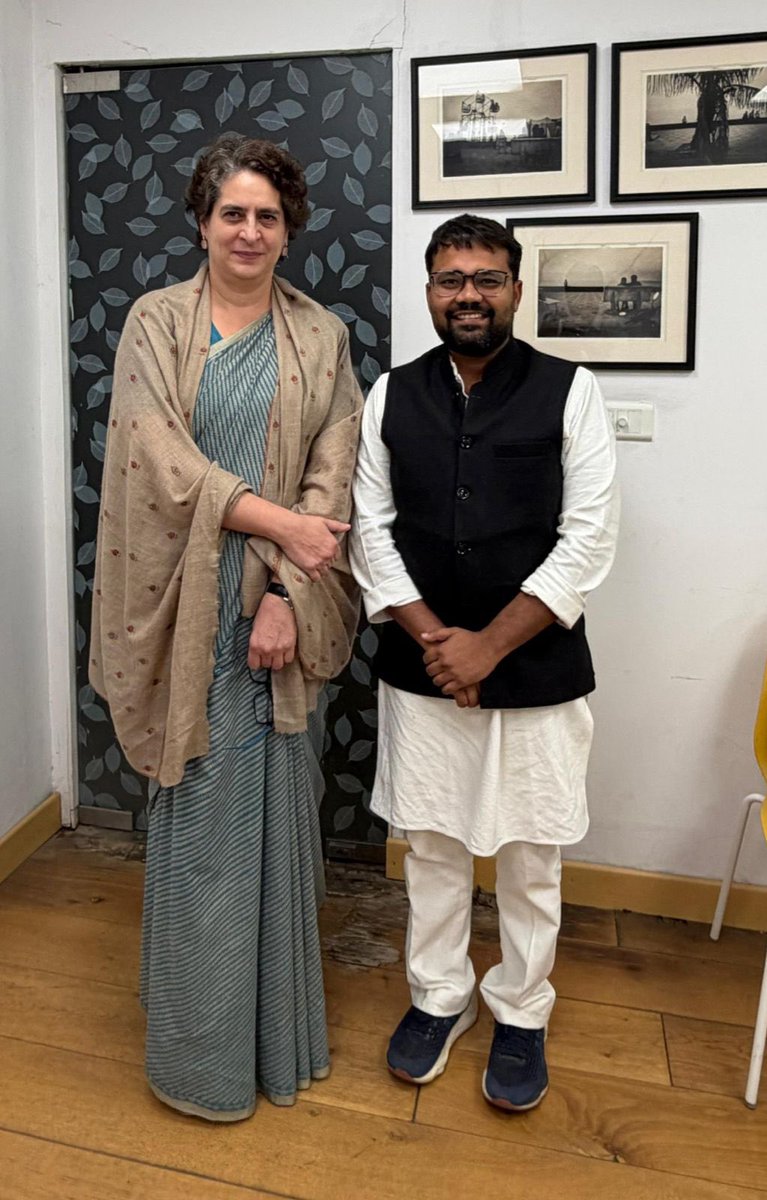 AnilYadavINC_'s tweet photo. राष्ट्रीय महासचिव, अपनी नेता आदरणीय श्रीमती प्रियंका गांधी जी के साथ आज दिल्ली में महत्वपूर्ण बैठक के बाद की तस्वीर। 

आदरणीय दीदी का स्नेह हमें ऊर्जा और उत्साह से भर देता है। 

दीदी जिंदाबाद! https://t.co/0Ot124lFEV