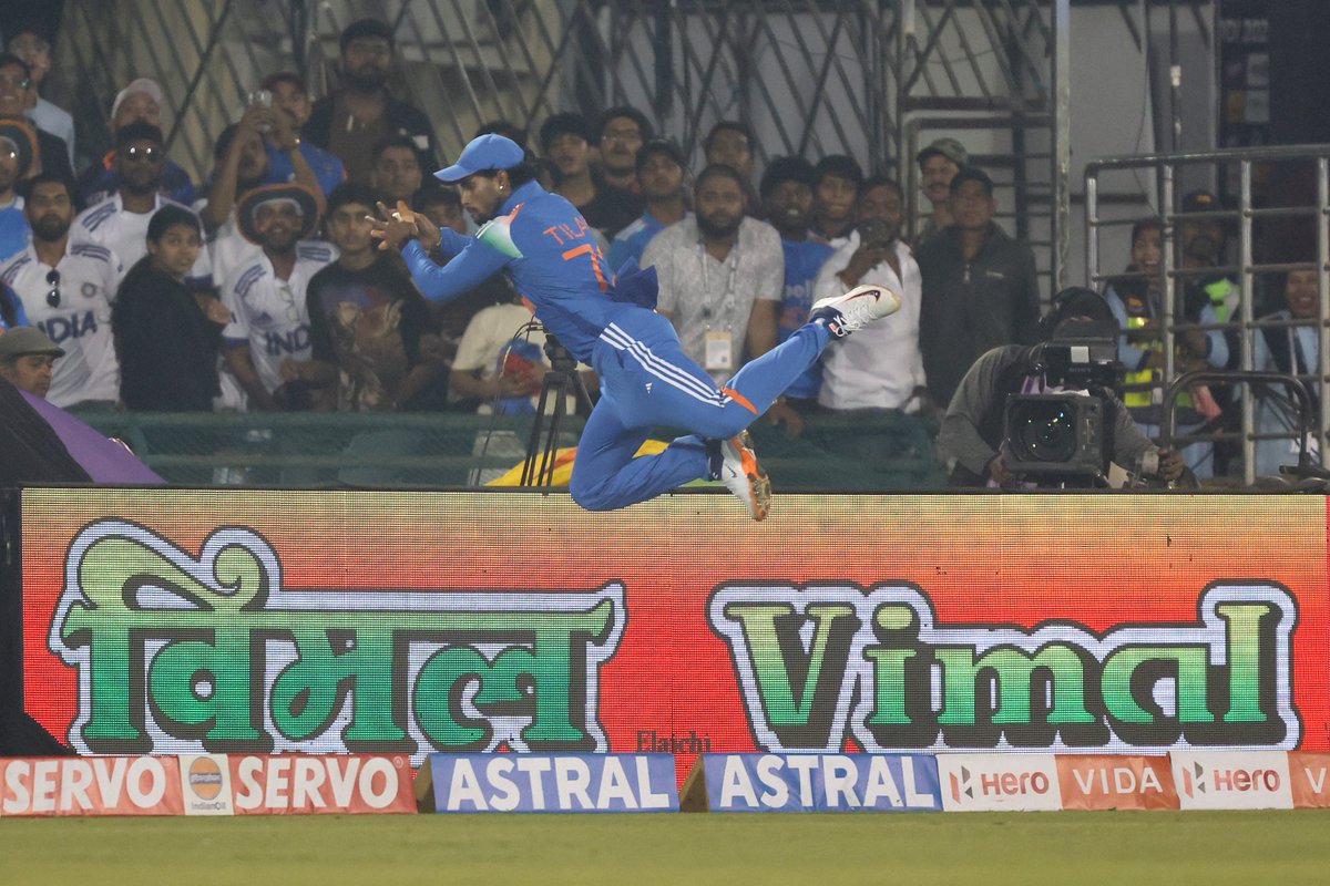 BCCI's tweet image. Defying gravity 😮

What an effort by Tilak Varma 👏

📽️ Click on the link below &amp;amp; watch his acrobatic save 🔽

bcci.tv/video/5567601/…

#TeamIndia | #INDvSA | @TilakV9 | @IDFCFIRSTBank