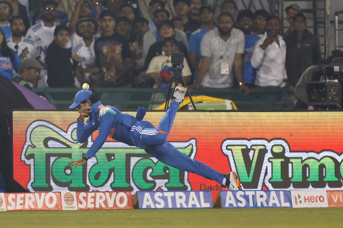 BCCI's tweet image. Defying gravity 😮

What an effort by Tilak Varma 👏

📽️ Click on the link below &amp;amp; watch his acrobatic save 🔽

bcci.tv/video/5567601/…

#TeamIndia | #INDvSA | @TilakV9 | @IDFCFIRSTBank