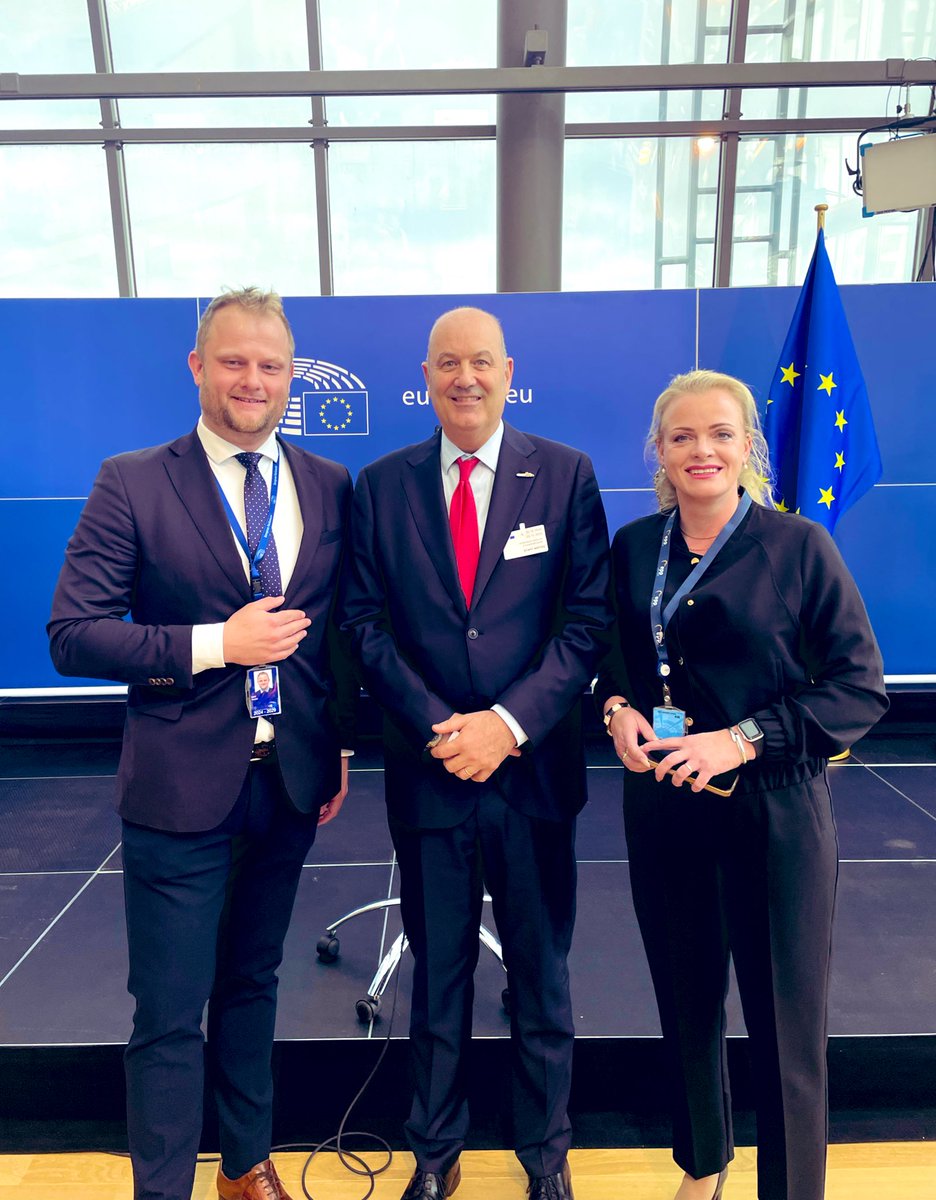 Geweldig! Wat een inspirerend gesprek hadden ik en <a href="/jessikavanlee24/">Jessika van Leeuwen</a> namens <a href="/BBB_EUropa/">BBB Europa</a> met de Argentijnse 🇦🇷 minister voor Deregulering <a href="/fedesturze/">Fede Sturzenegger</a> Sturzenegger (<a href="/JMilei/">Javier Milei</a>)! 

In de EU 🇪🇺 moet omwille van onze concurrentiekracht de kettingzaag 🪚 ook snel in het absurd vele 📑