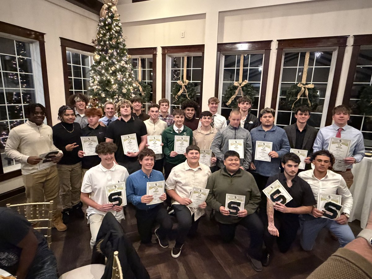 aidentorres70's tweet photo. After a great junior year I was awarded offensive linemen of the year! https://t.co/3xd9RyojOG