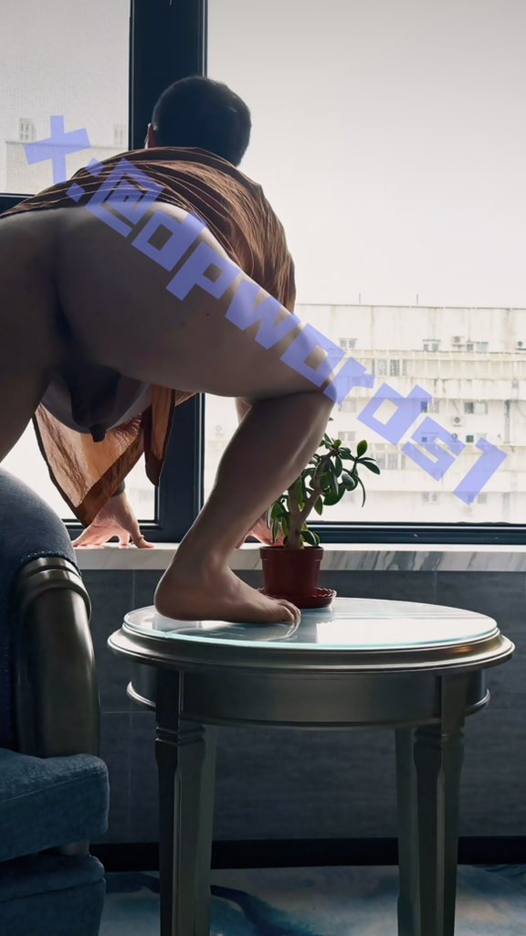 可惜没人从窗外在看，身后也没人